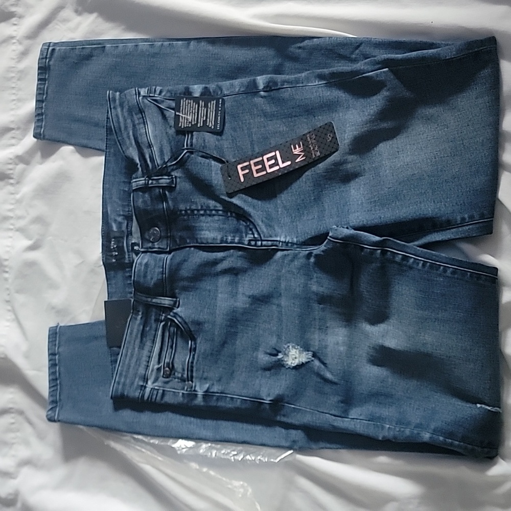 Juniors jeans, skinny, tapered legs. 5 pocket. NEVER worn. Tags still on.